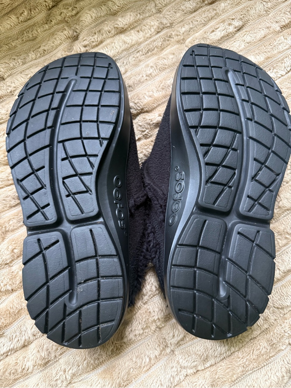 OOFOS OOCoozie Women's Black Sherpa Mules Shoes Slippers, Size 9 - Picture 6 of 6